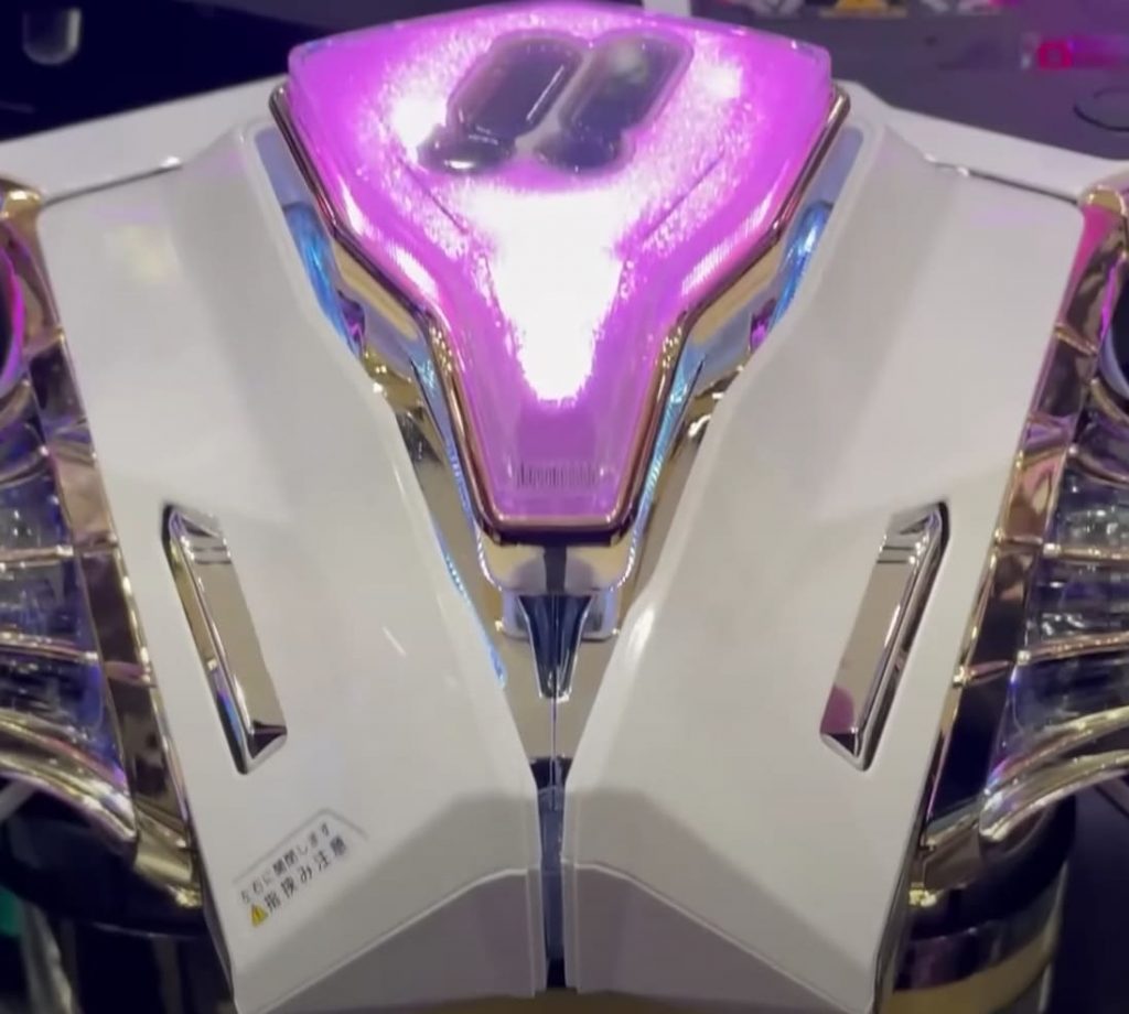 スマスロ対応まどマギパチンコをプレイするプレイヤー
